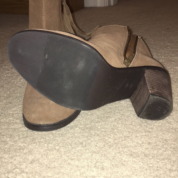 Brown chunky heel bootie - Picture 3 of 3